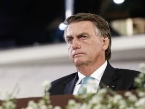 Decisão do STF exige que Bolsonaro entregue seu passaporte às autoridades judiciais