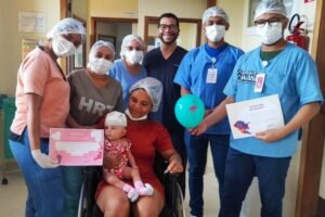 Bebê de 7 meses passa por cirurgia neurológica após queda em Casa