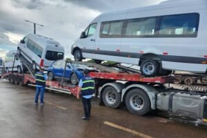 Sefa Apreende Três Vans em Caminhão Cegonha com Documentos Fiscais Irregulares