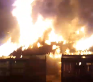 Incêndio de grandes proporções destrói três casas e deixa dez desabrigados em Cuiabá