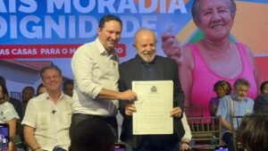 Lula Recebe Título de Cidadão Mato-Grossense e Entrega Casas Populares em Várzea Grande