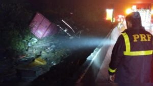 Acidente na BR-376 Envolve Carreta e Van, Deixando Nove Mortos