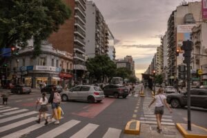 Pobreza na Argentina cai 14,8% com desaceleração de preços no governo Milei