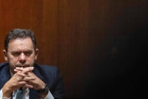 Premiê de Portugal cai após Parlamento rejeitar moção – 11/03/2025 – Mundo