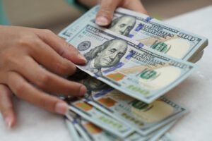 Dólar cai a R$ 5,65, com dados de trabalho nos EUA e chances de acordo EUA-China