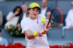 João Fonseca lembra tri de Guga em Roland Garros após triunfo inédito