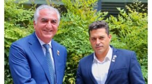 Ministro israelense posa com herdeiro da monarquia iraniana em alusão à novo regime