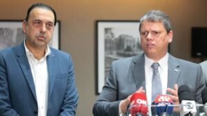 Tarcísio volta a culpar Lula por tarifa de Trump e acena com indulto a Bolsonaro