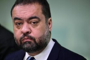 Cláudio Castro é aplaudido após cantar em igreja no Rio – 02/11/2025 – Cotidiano