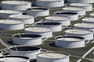 Petróleo sobe até 5% após Trump prometer ataques “extremamente duros” ao Irã